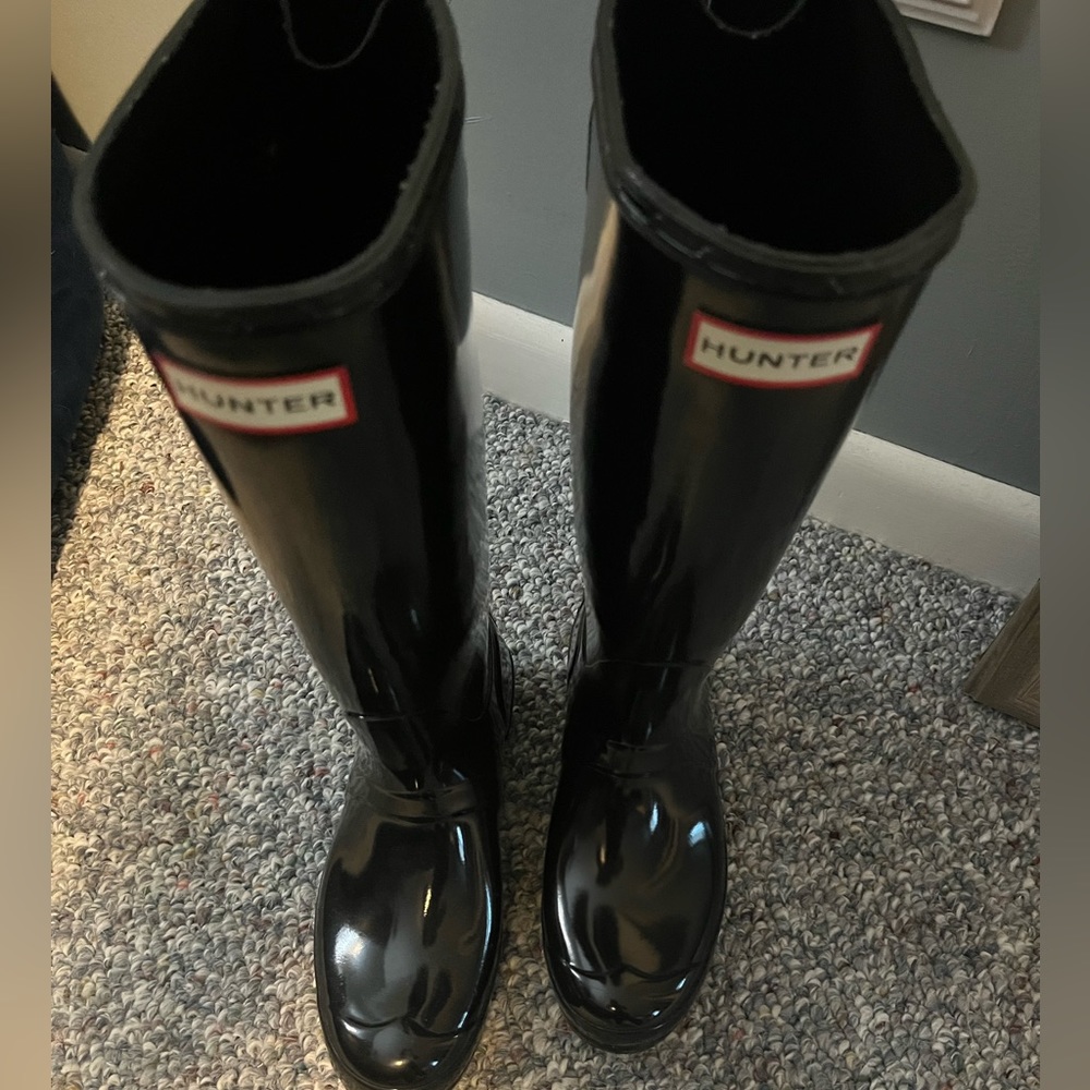 Black glossy Hunter tall boots size 6. Worn twice. No flaws.